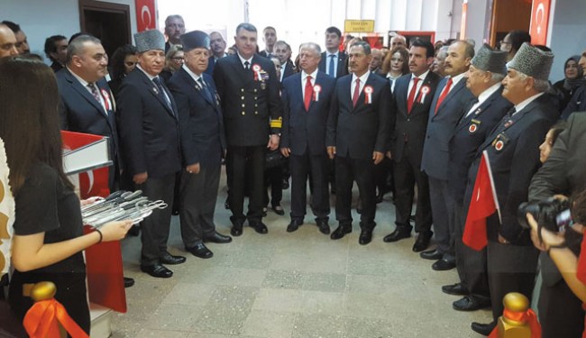 'Cumhuriyet ve Atatürk' konulu resim sergisi açıldı..