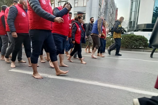 İzmir'de çıplak ayaklı protesto!