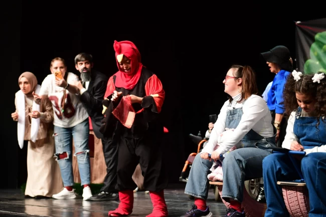 Bursa Osmangazi'de engelliler ilk kez sahneye çıktı