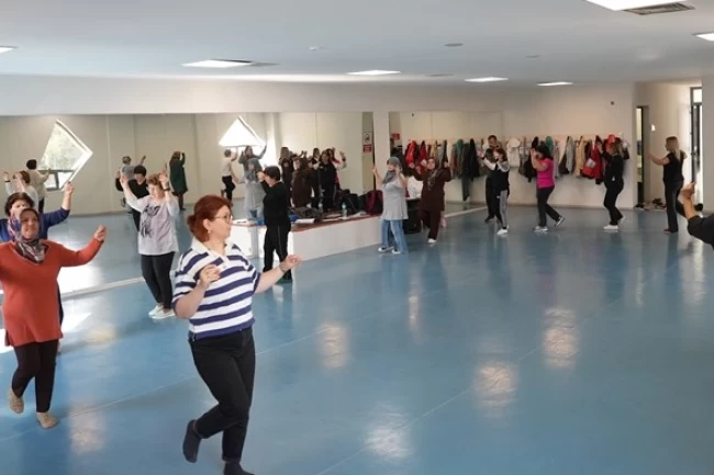 Denizli'de akadınlara zeybek kursu başladı