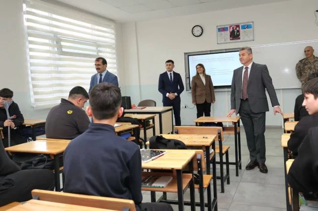 Artvin Valisi Ergün'den okullara ziyaret