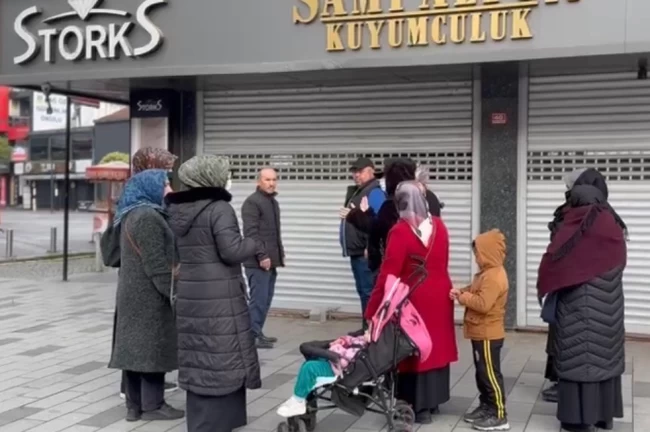 Kuyumcu vurgunu iddiası: Mağdurlar evin önünde toplandı