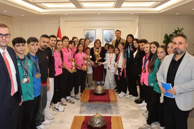 Gaziantep'in şampiyon sporcuları Başkan Şahin'i ziyaret etti