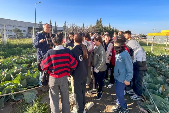 İzmir Bornova'da Kent Bostanı'nda uygulamalı ekoloji eğitimi