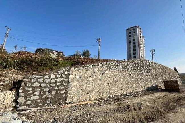 Ordu'da Fatsa Evkaf Mahallesi'ne taş duvar çalışması