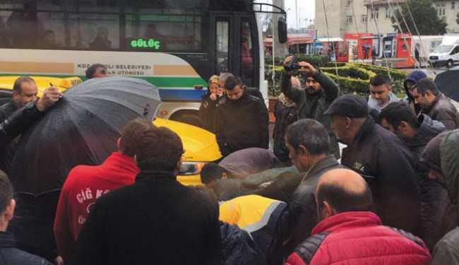 Taksi, motosiklete çarptı..