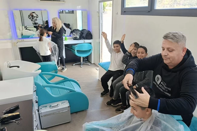 Antalya'da mobil kuaför tırı öğrencilere hizmette