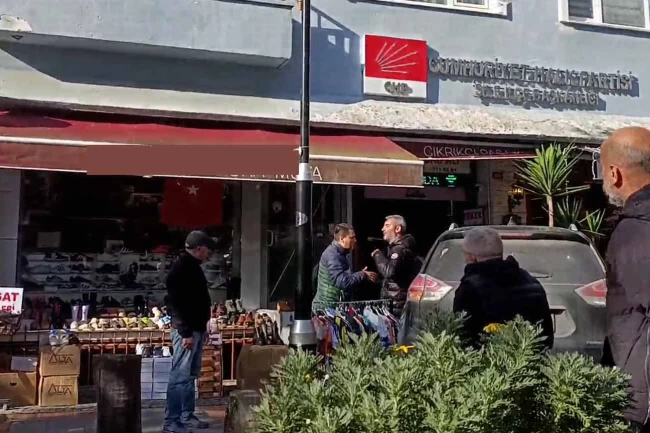 İstanbul Şile'de CHP önünde 'kızıma küfür ettiler' diye bağıran kişi gözaltına alındı