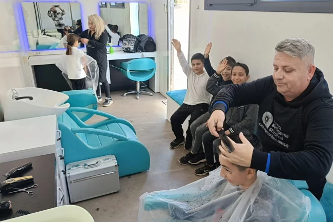 Antalya Büyükşehir Mobil Kuaför Tırı öğrencilerin hizmetinde