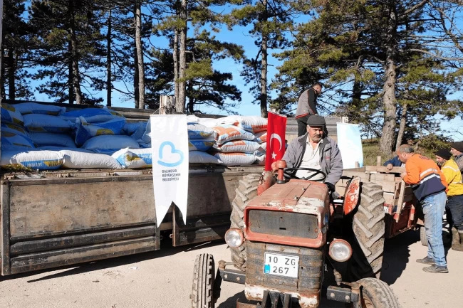 Balıkesir Sındırgılı depremzede çiftçiye hayvan yemi desteği