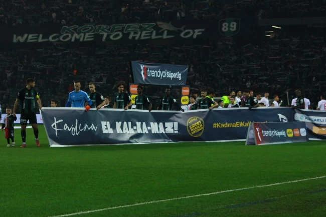 Kocaeli Stadyumu'nda futbolcular kadına şiddete karşı birleşti