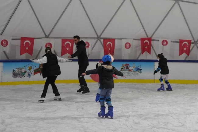 Ankara Keçiören'de ücretsiz buz pateni pistine yoğun ilgi