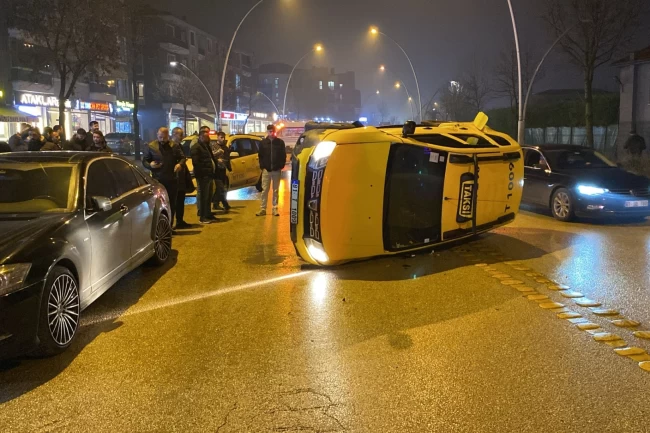 Düzce'de ticari taksi park halindeki araca çarpıp devrildi!