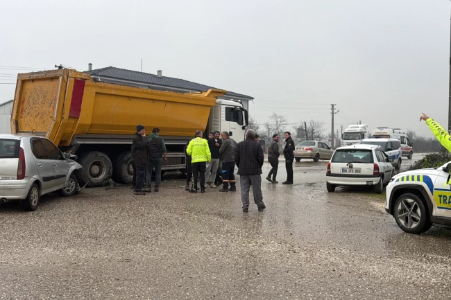 Kuzey Çevre Yolu'nda kamyon ile otomobil çarpıştı