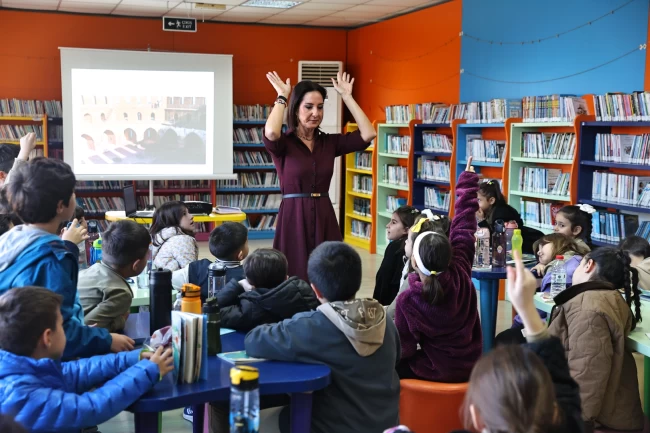 Antalya'da çocuklar kitaplarla buluşuyor