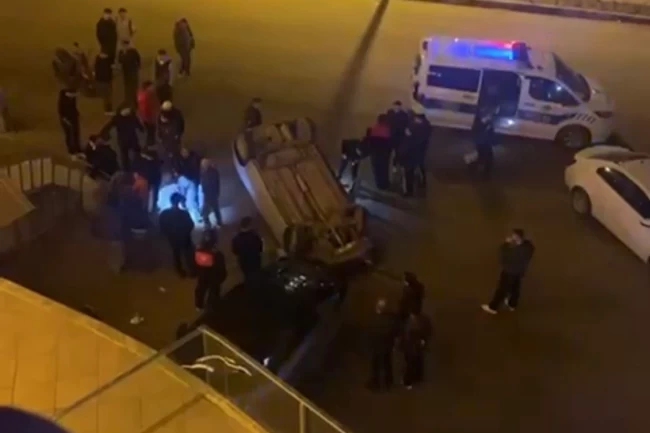 Otomobil binaya çarpıp devrildi: 2 yaralı!