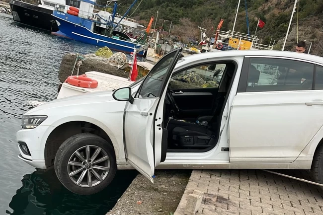 Mudanya Tirilye'de araç denize düşmekten son anda kurtarıldı!