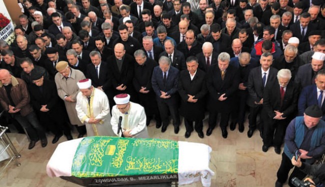 Toptan'ın annesi son yolculuğuna uğurlandı..