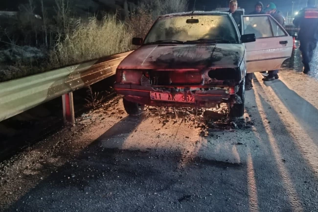 Bilecik'te seyir halindeki otomobil alev aldı!