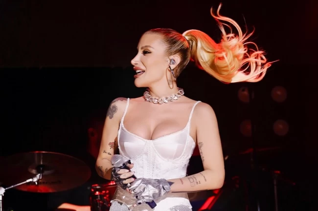 Sezen Aksu'dan İrem Derici'ye özel şarkı