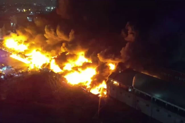 Esenyurt'ta nalbur deposunda yangın!