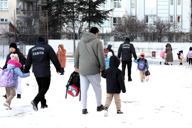Ankara Keçiören'de karla mücadele ekipleri okulları güvende tutuyor