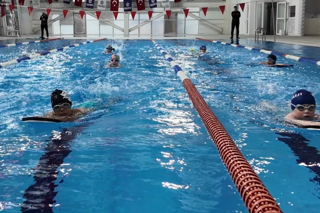 Kocaeli Çayırova'da yüzme havuzuna 20 bin kişi ilgi gösterdi