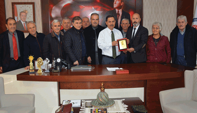 Bağlık mahallesinden Başkan Uysal'a teşekkür plaketi..