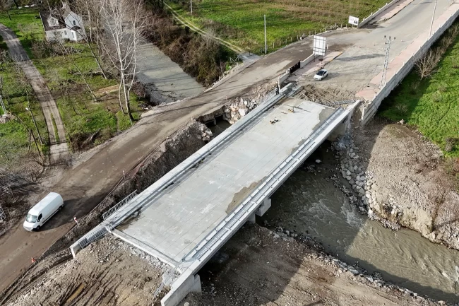 Sakarya Karapürçek'i şehre bağlayan köprüde sona doğru