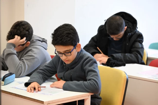 Manisa'da öğrenciler MABEM'in ödüllü sınavında ter döktü