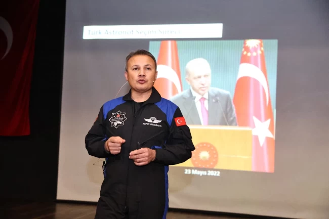 İlk Türk Astronot Alper Gezeravcı, Sakarya'da öğrencilerle buluştu