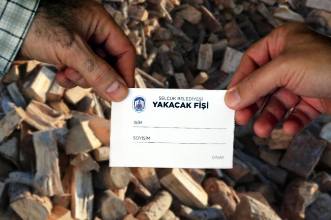 Efes Selçuk'ta ihtiyaç sahibi ailelere yakacak fişi desteği