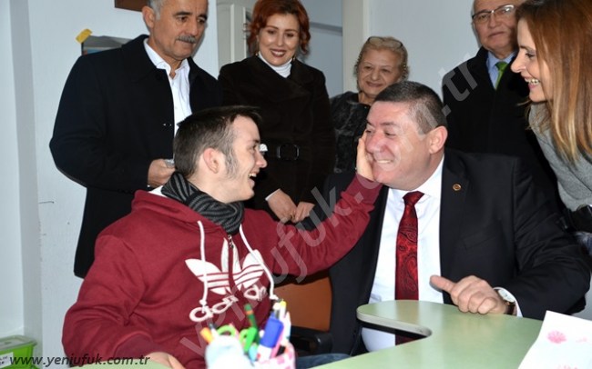 Engellilerin sevinçlerine ortak oldu