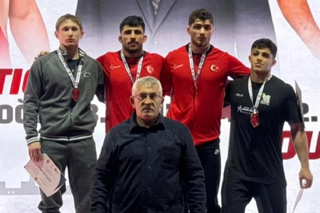 Sakaryalı sporcu Abdülsamet Antalya'da podyuma çıktı