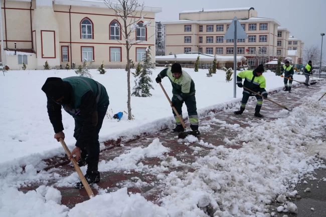Ankara Keçiören'de kar küreme ve tuzlama seferberliği