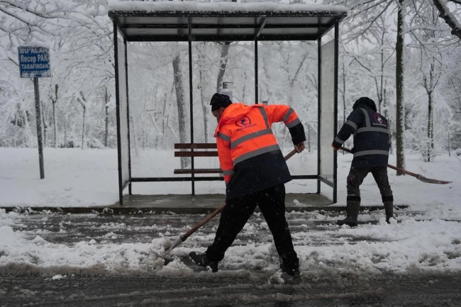Düzce Belediyesi'nin kar timleri sahada
