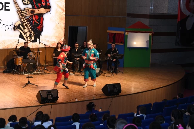 Karagöz ve Hacivat'tan miniklere müzikli gösteri