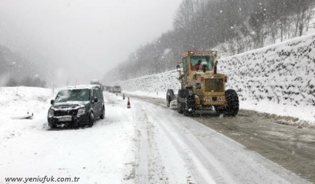 Yoğun kar yağışı Zonguldak yolunu kapattı