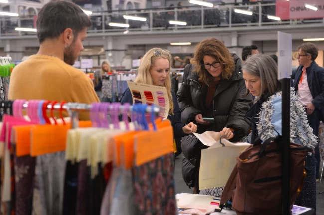 BTSO üyeleri Londra'da Türk tekstilinin gücünü gösterdi... Giysilik Kumaş UR-GE üyeleri The London Textile Fair'de