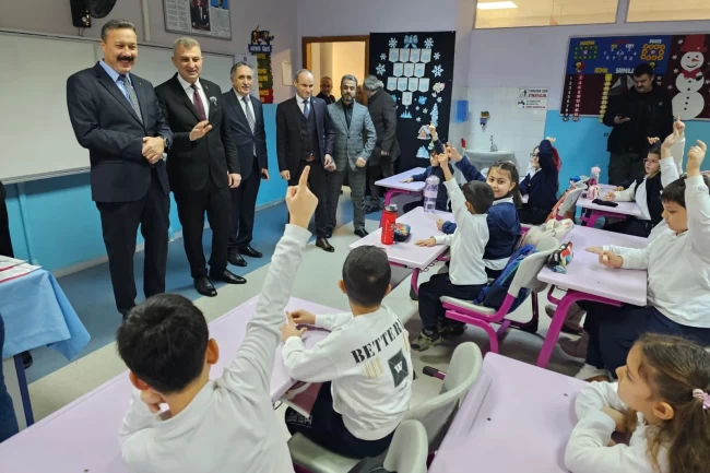 Gölcük'te Başkan Sezer, öğrencilerin karne heyecanına ortak oldu