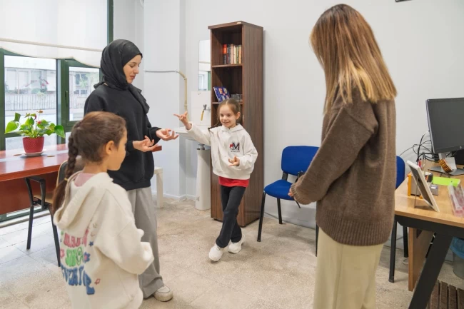 İzmir'de renkli harfler projesi ile çocuklara kitaplı destek