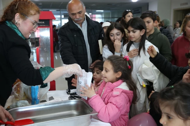Çiğli'de çocuklar sinema keyfini Başkan Yıldız'la paylaştı