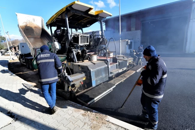 İzmir Bornova'da yol seferberliği sürüyor