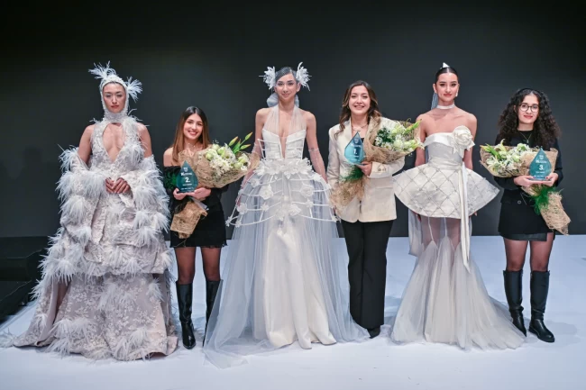 Genç tasarımcılar İzmir'de podyuma çıktı