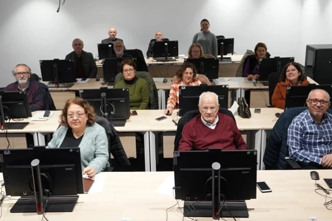 Denizli Büyükşehir'den 65 yaş üstüne dijital eğitim desteği