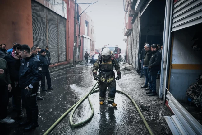 İzmir Buca'da depo yangını kısa sürede söndürüldü