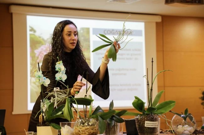 Antalya'da vatandaşlara orkide bakımı eğitimi