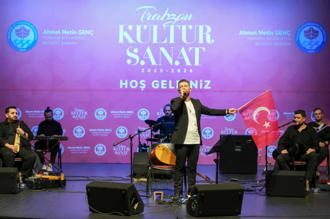 Volkan Arslan'dan Türk bayrağıyla anlamlı konser