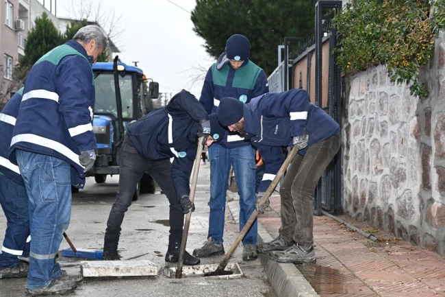 Manisa'da ekipler yağışa karşı sahada