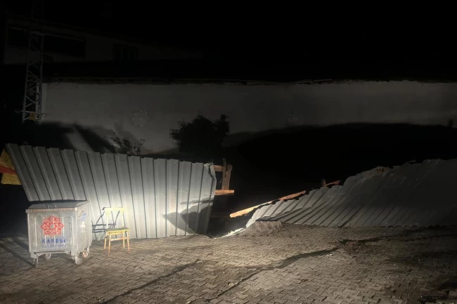 Karesi'de şiddetli rüzgar samanlığın çatısını uçurdu